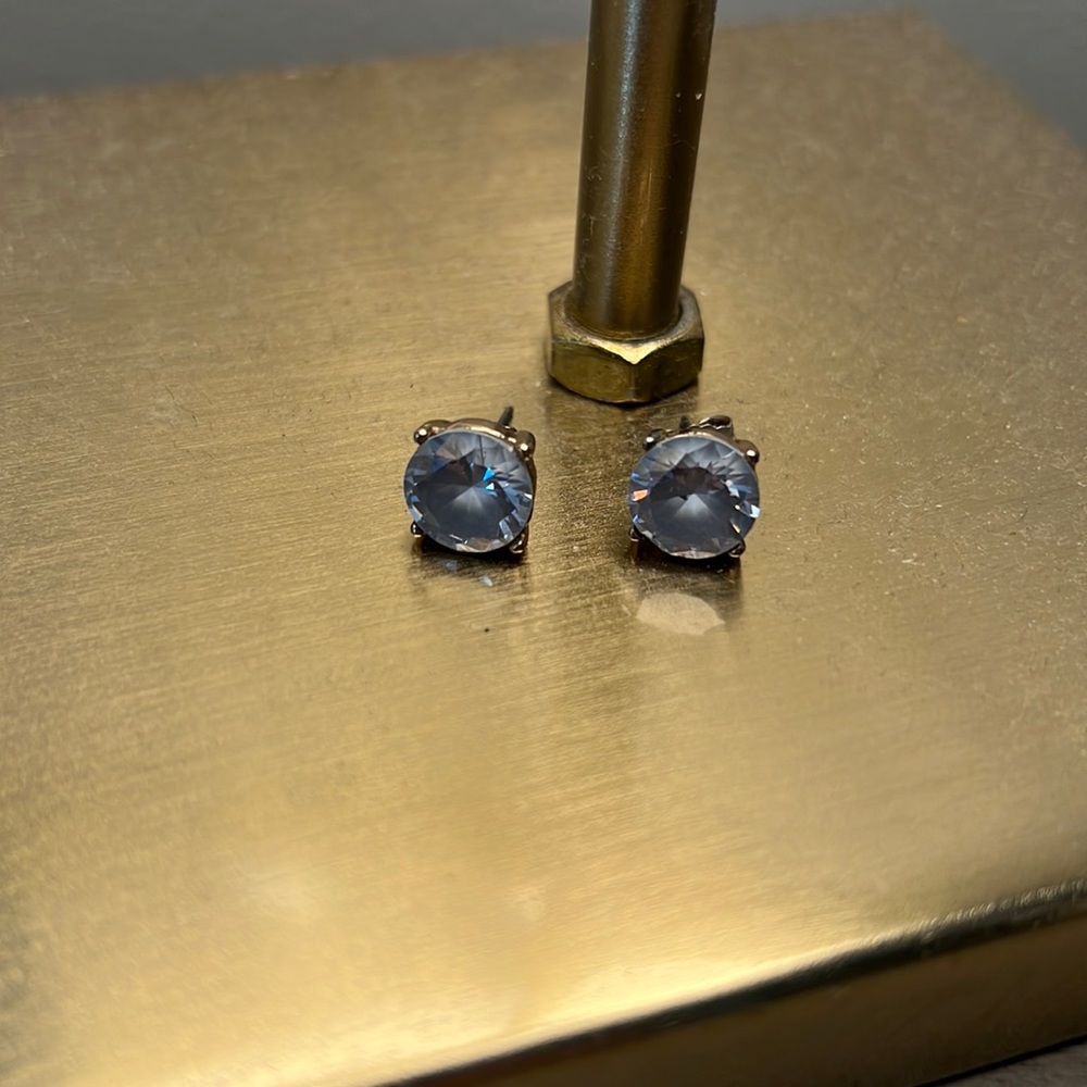 Simple stud earrings